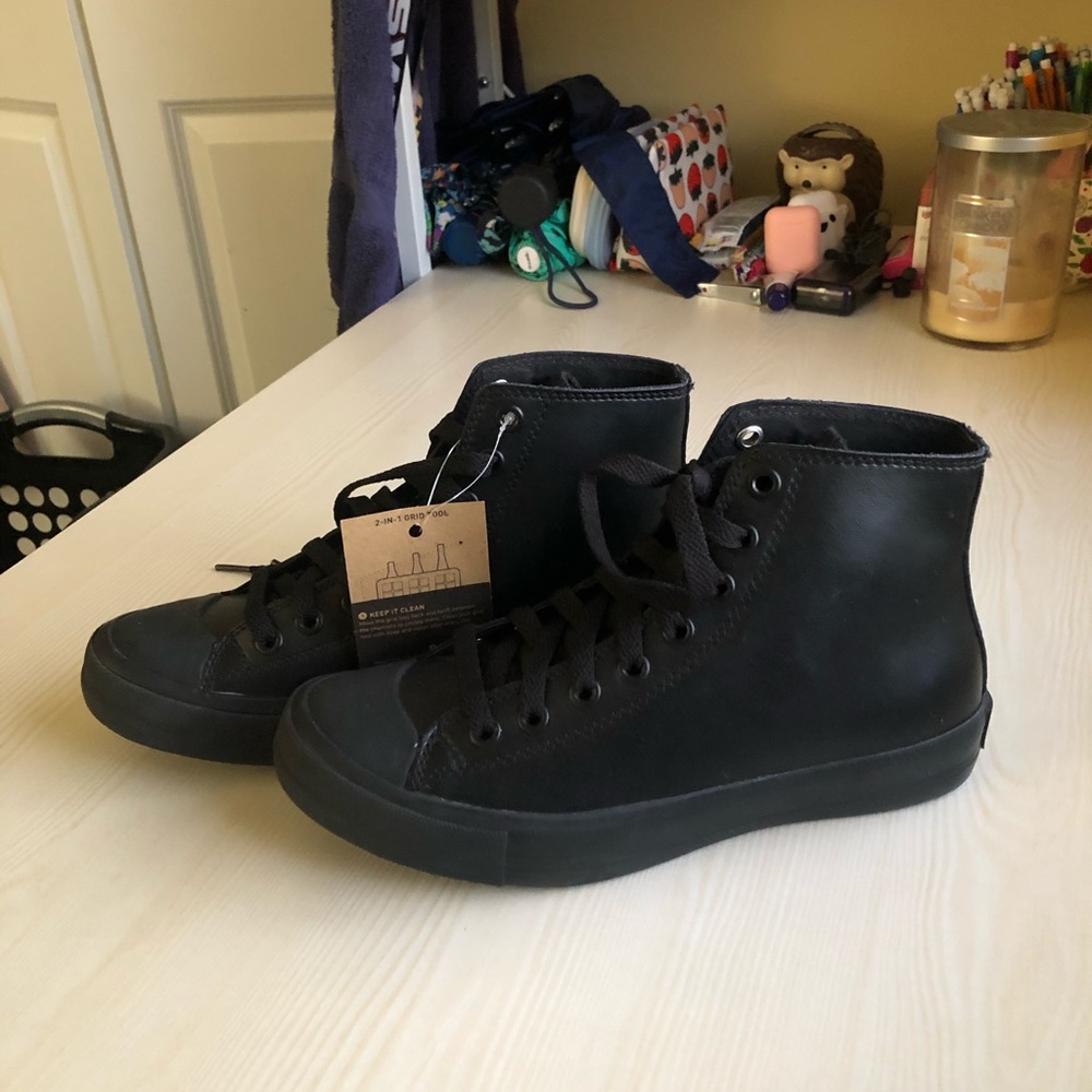 NWT Black High Top Nonslip Shoes